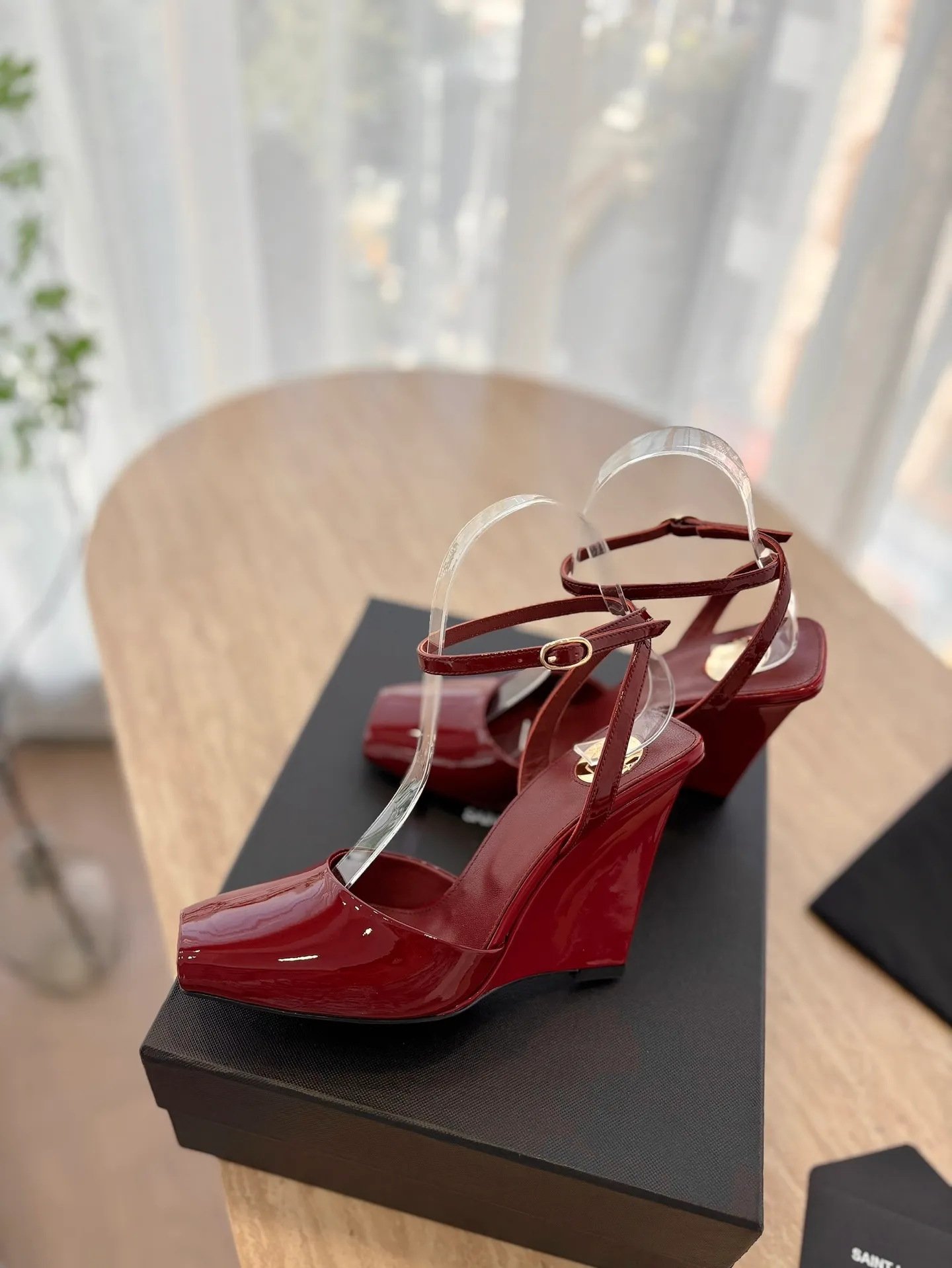 👟👟Ex-factory price 600👟👟 High version "SAINT LAUREN*" Saint Laurent ysl 25ss/new spring and summer catwalk style large rhinestone high-heeled shoes and sandals. Only YSL understands women's hearts best and does not accept refutation. It is a super invincible feminine artifact and a must-have for women (z-product full-body customization, own molded hardware accessories, perfect consistency). Compare the differences between pictures and goods on the market. ✔Upper: Customized imported silk ✔Lining: Imported 🐑Sheep leather ✔Sole: Imported genuine leather outsole ✔Heel height: 10.5cm ✔Number of yards: 35-39 (40 can be customized and non-returnable) (Full set of packaging)